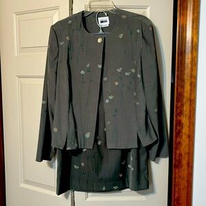 Leslie Fay two piece green suit size 14 pre-owned